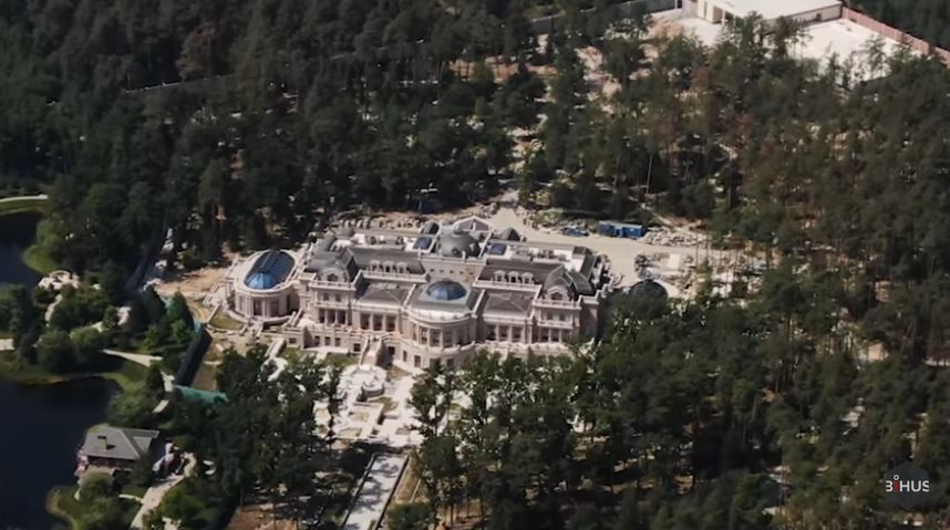 Огромный дворец на 25 гектарах: Ахметов построил под Киевом личное королевство, видео и фото