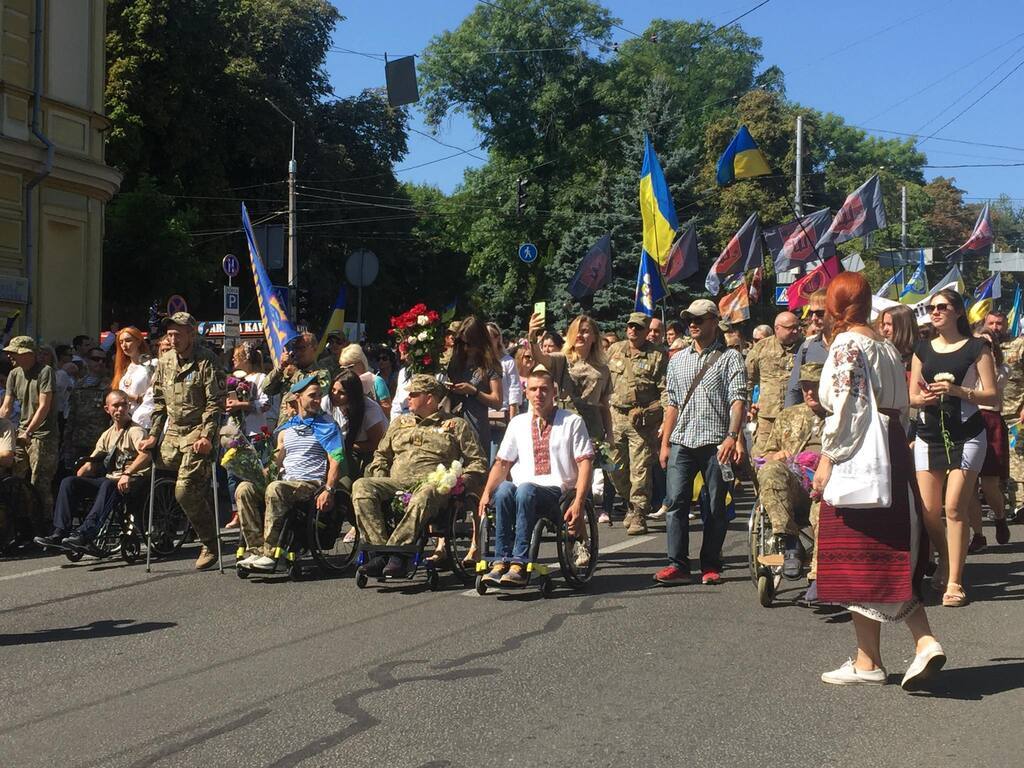 На Майдані після Зеленського влаштували зворушливий марш з оваціями