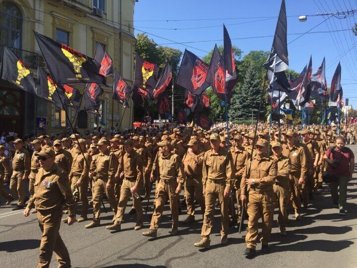 На Майдане после Зеленского устроили трогательный марш с овациями