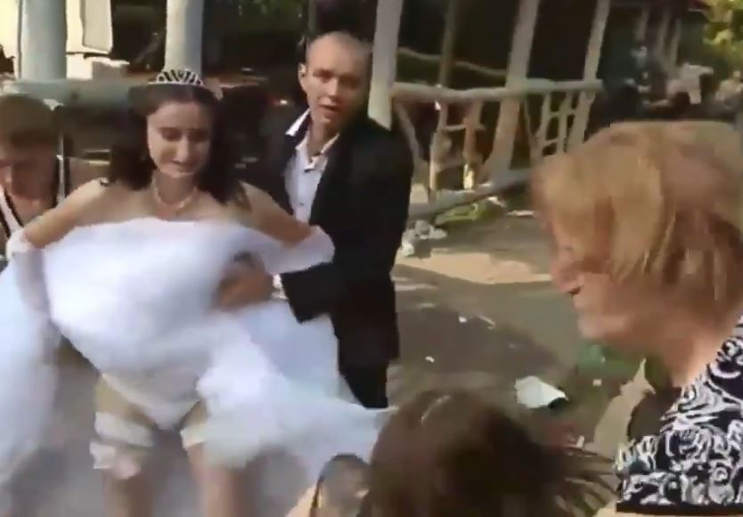 Драка с невестой, маты и ''горько'': шокирующее видео свадьбы в ''ДНР'' взорвало сеть