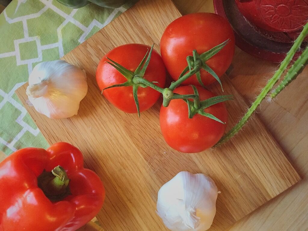 Рецепт смачної і корисної аджики з помідорів на зиму