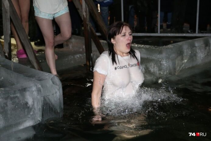 Сеть заполонили фото голых женщин с купаний на Крещение