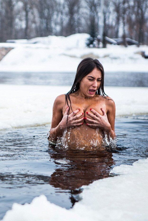Сеть заполонили фото голых женщин с купаний на Крещение