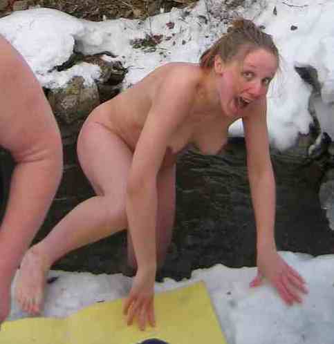 Мережу заполонили фото голих жінок з купань на Водохреща