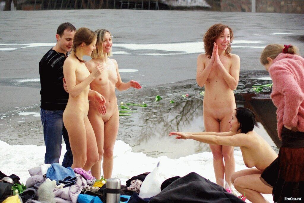 Мережу заполонили фото голих жінок з купань на Водохреща