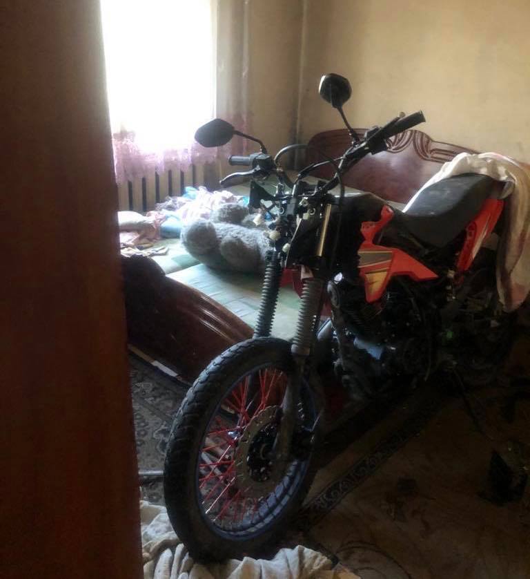 На Закарпатье мужчина украл у полицейских мотоцикл и спрятал его в своей спальне, фото