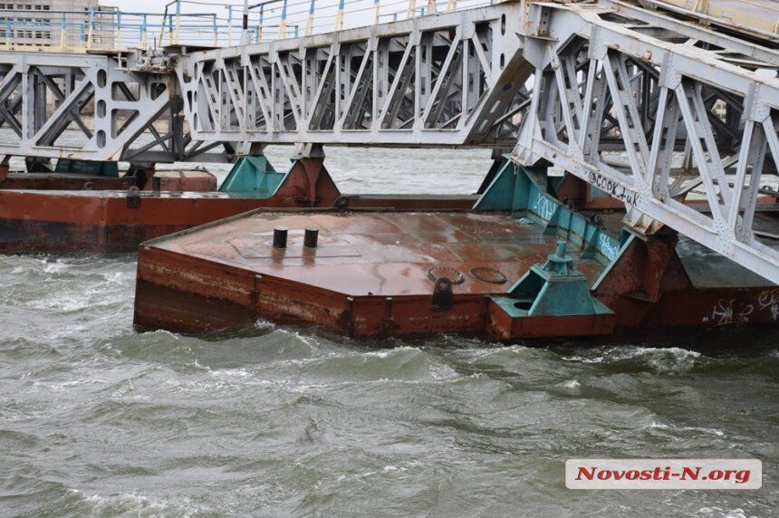 В Николаеве из-за непогоды обрушился пешеходный мост, видео и фото