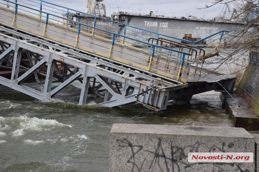 В Николаеве из-за непогоды обрушился пешеходный мост, видео и фото