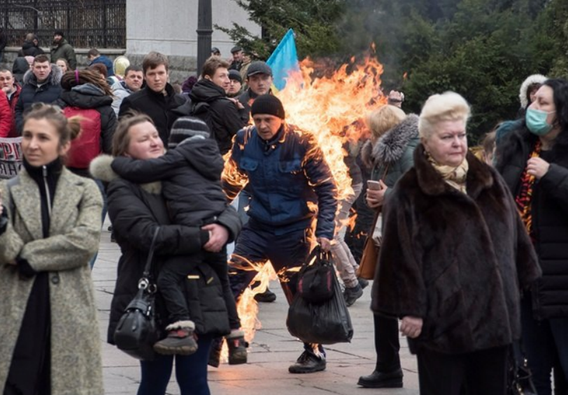 Хто такий Олександр Бурлаков і чому він підпалив себе під Офісом президента Зеленського, фото і відео