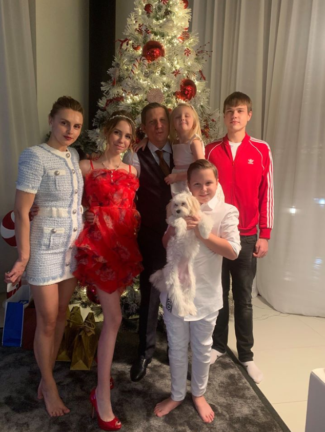 Дружина і п'ять дітей: кому ще з рідних нардепа Сергія Шахова загрожує коронавірус, його сім'я на фото