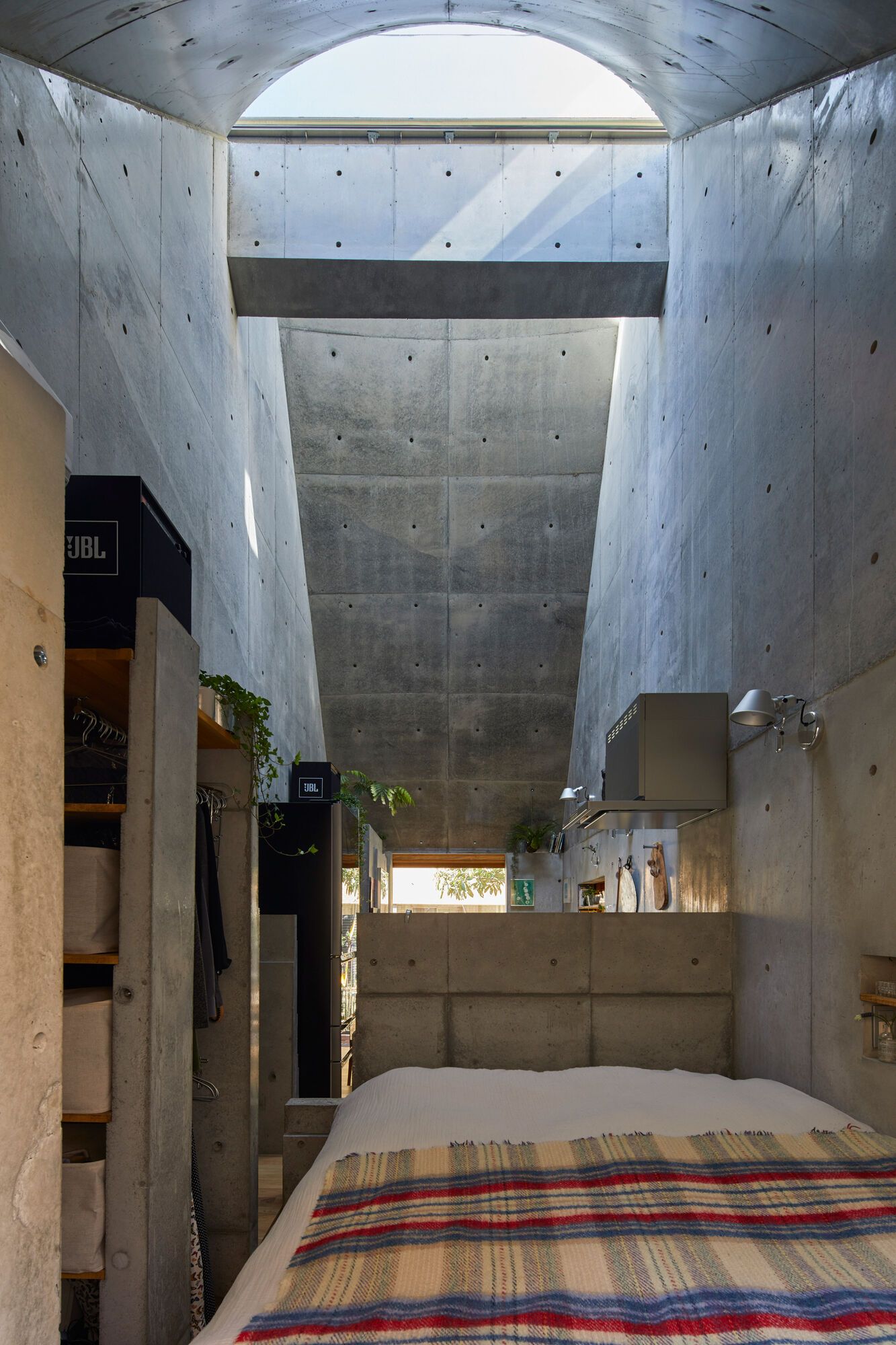 Такеші Хосака проектує крихітний будинок у Токіо з дахами, схожими на воронки.