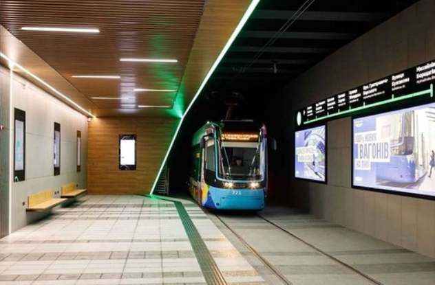 Оновлена кінцева станція швидкісного трамваю в Києві виходить у ТЦ. Фото
