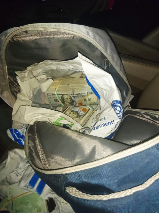 Вел себя нервно: Украинец пытался незаконно ввезти из Польши огромную сумму денег. Фото и видео