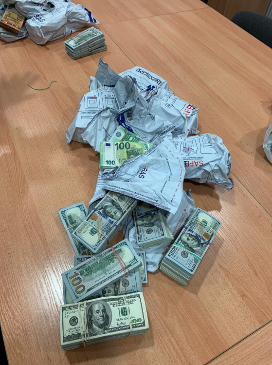 Вел себя нервно: Украинец пытался незаконно ввезти из Польши огромную сумму денег. Фото и видео