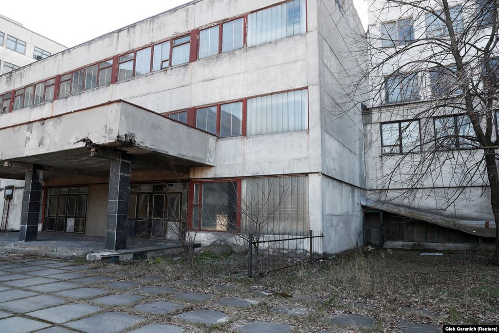 Все знищено і розкрадено. Журналісти показали на фото покинутий завод з виробництва ШВЛ в Україні