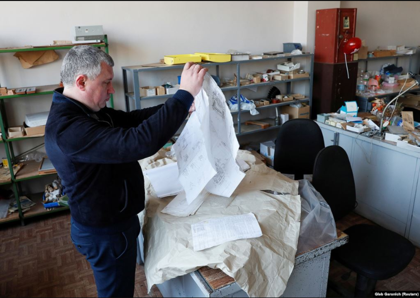 Все знищено і розкрадено. Журналісти показали на фото покинутий завод з виробництва ШВЛ в Україні