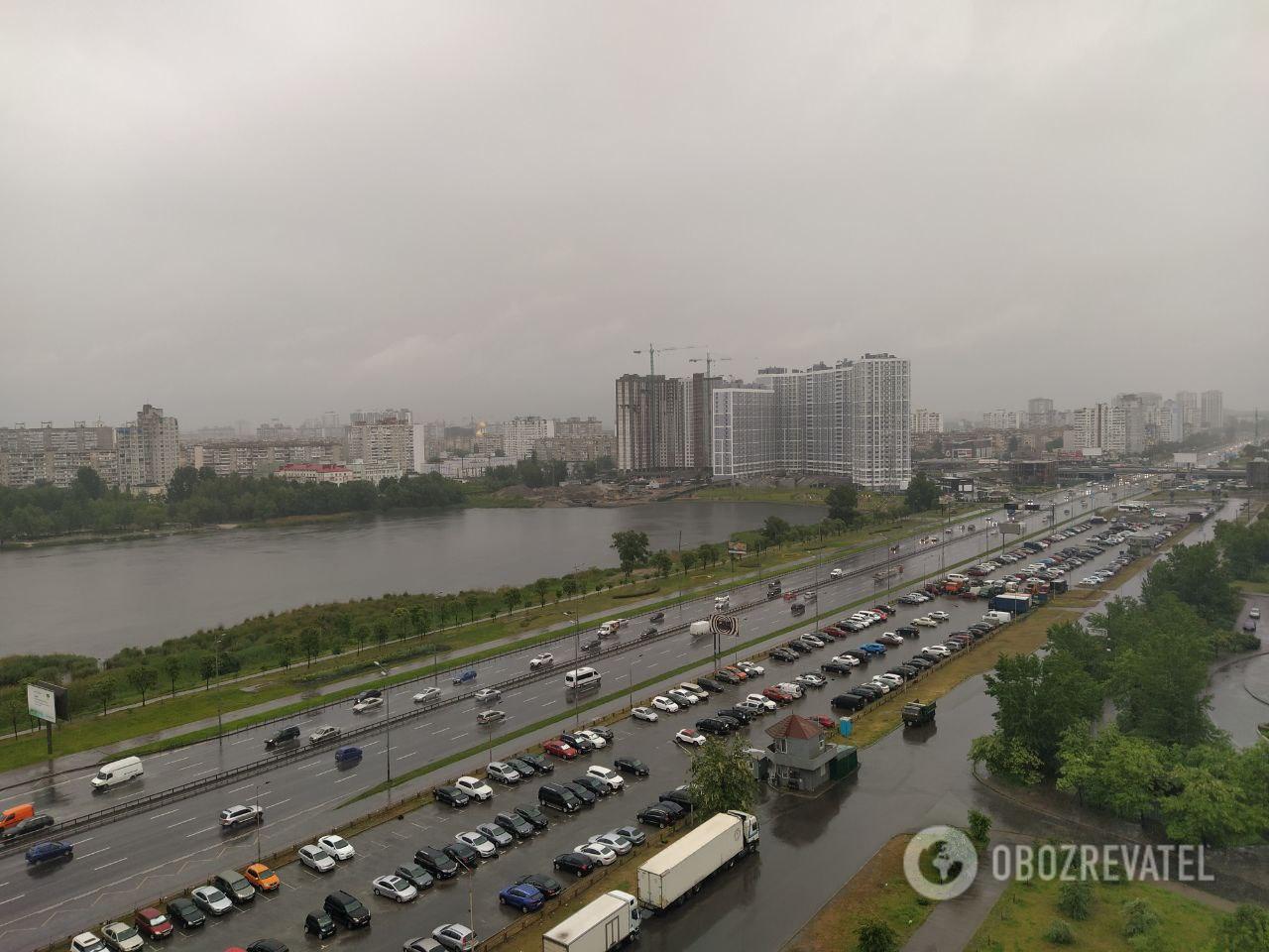 Киев ушел под воду из-за сильного ливня: машины поплыли, город тонет. Фото и видео