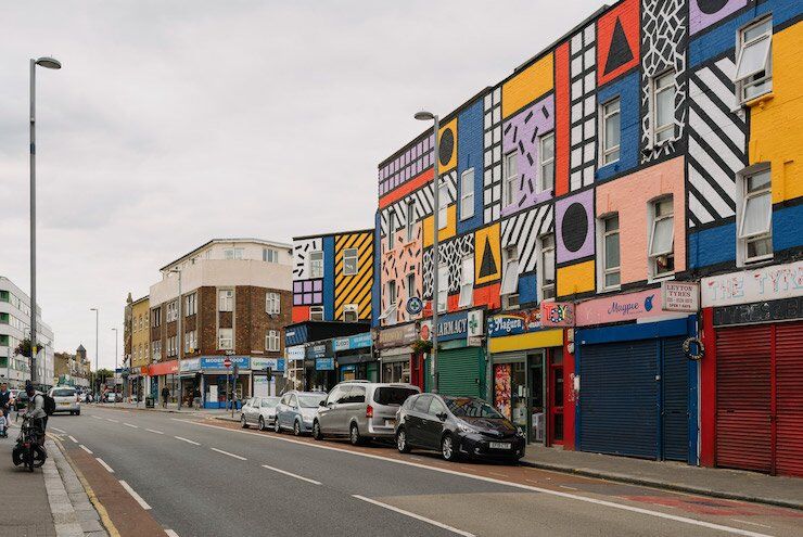 В Лондоне разрисовали целый квартал геометрическим муралом (фото)