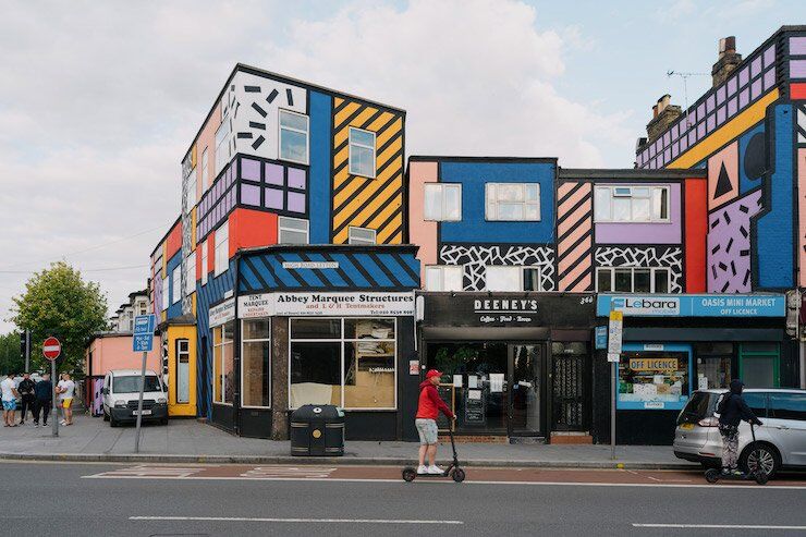 У Лондоні розмалювали цілий квартал геометричним муралом (фото)