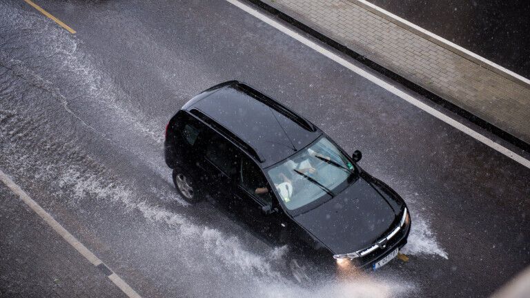 Як правильно їздити на автомобілі в дощ: головні поради