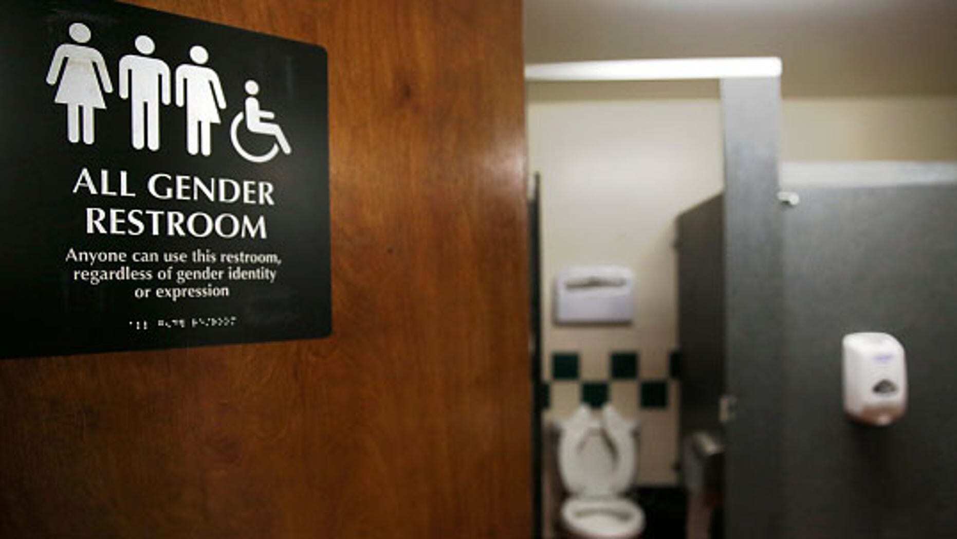 В школах Чикаго туалеты решили поменять на ''гендерно-нейтральные''