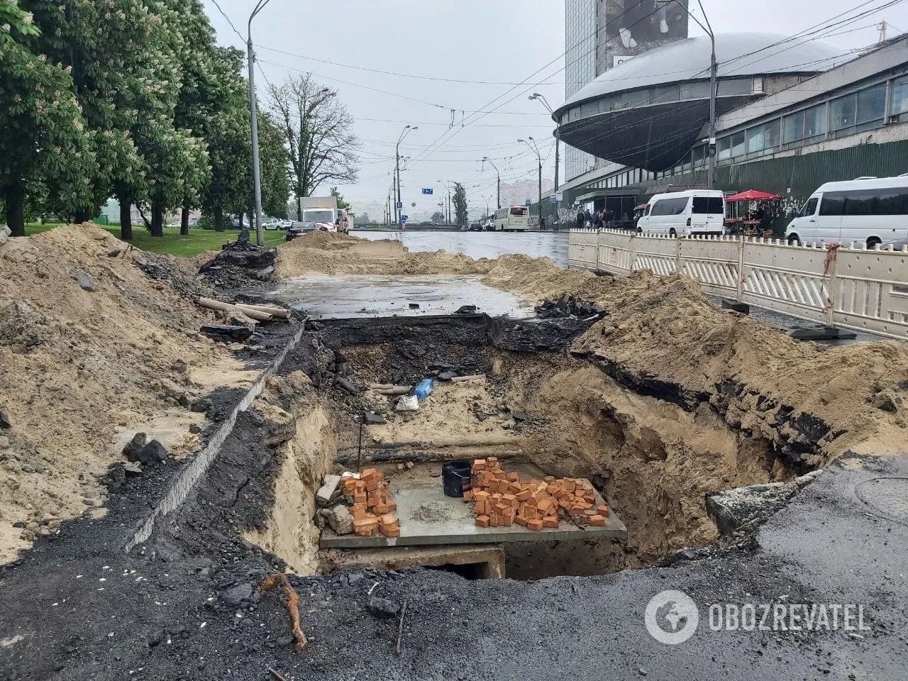 В центре Киева образовался огромный провал: как коммунальщики устраняют последствия ЧП. Фото