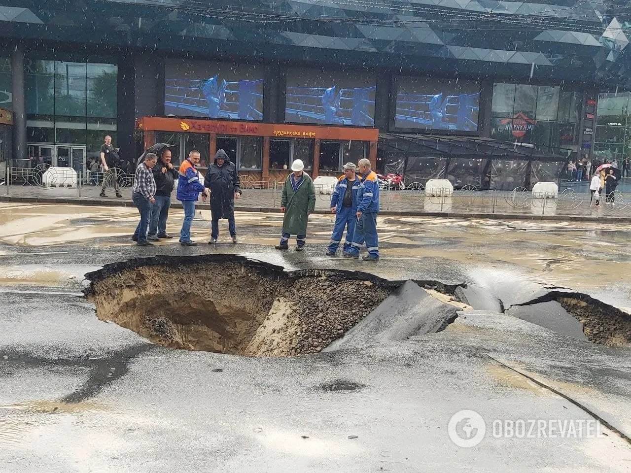В центре Киева образовался огромный провал: как коммунальщики устраняют последствия ЧП. Фото