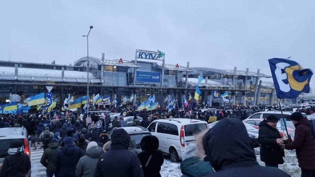 Порошенко прибув до України