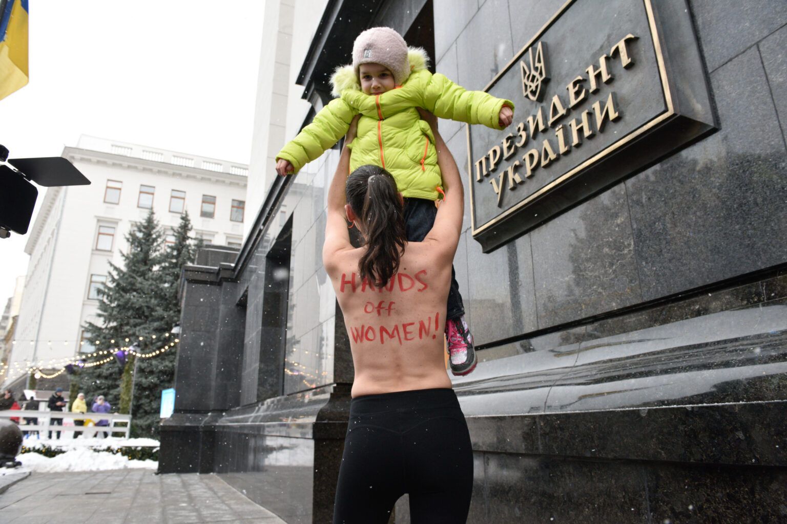 Участница Femen разделась под офисом Зеленского