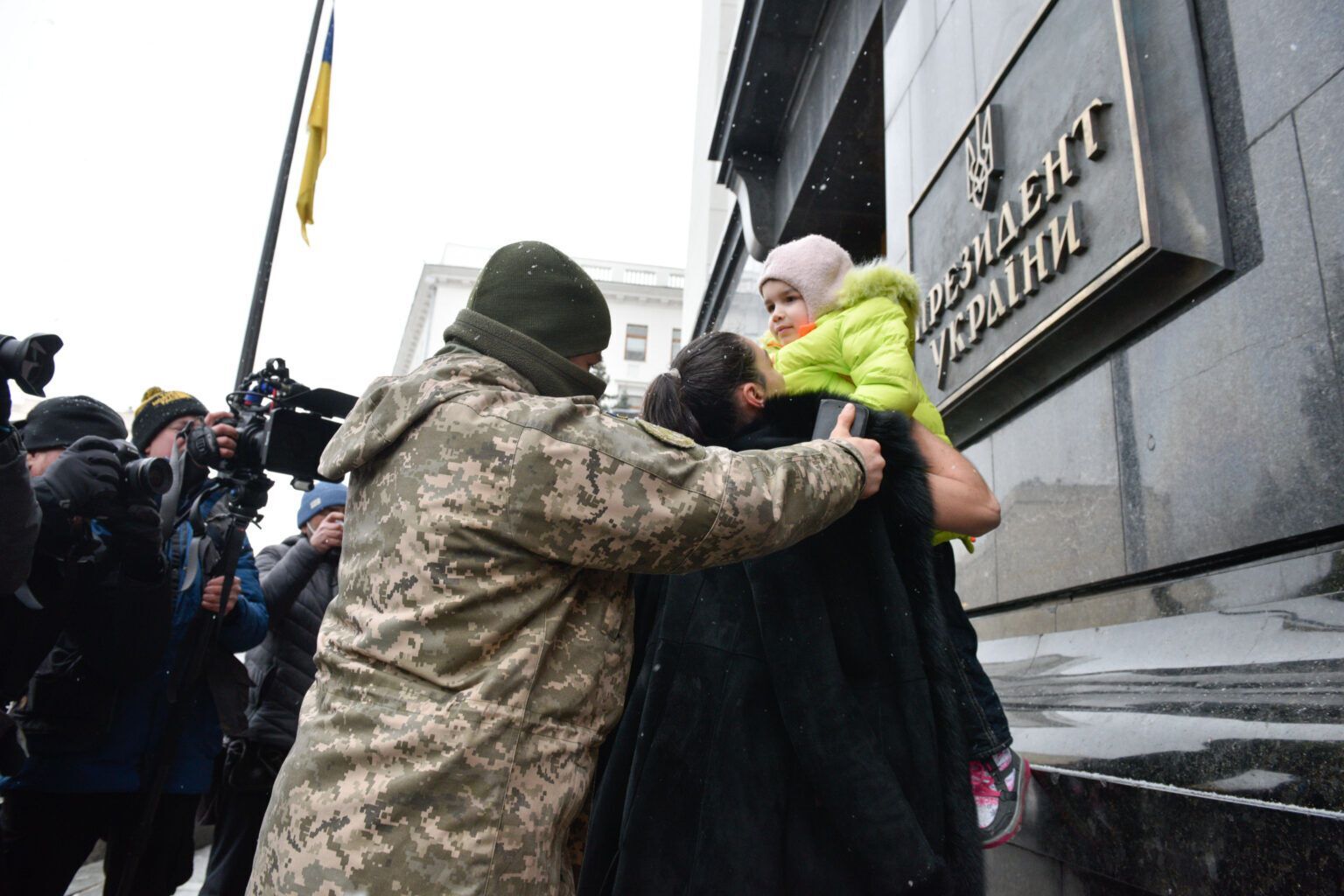 Участница Femen разделась под офисом Зеленского