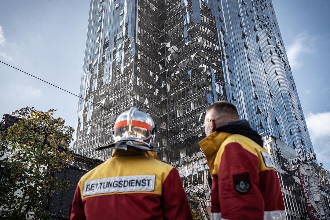 Спасатели ликвидируют последствия ракетных ударов по Киеву