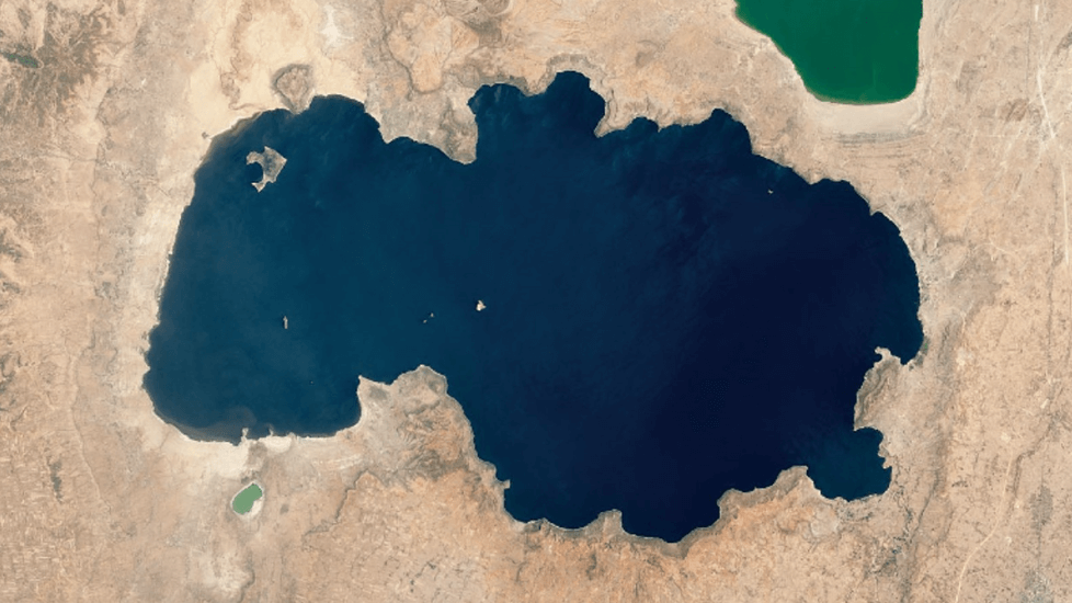 NASA показали три озера разного цвета в одном месте: Что известно
