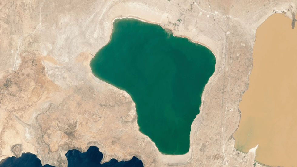 NASA показали три озера разного цвета в одном месте: Что известно