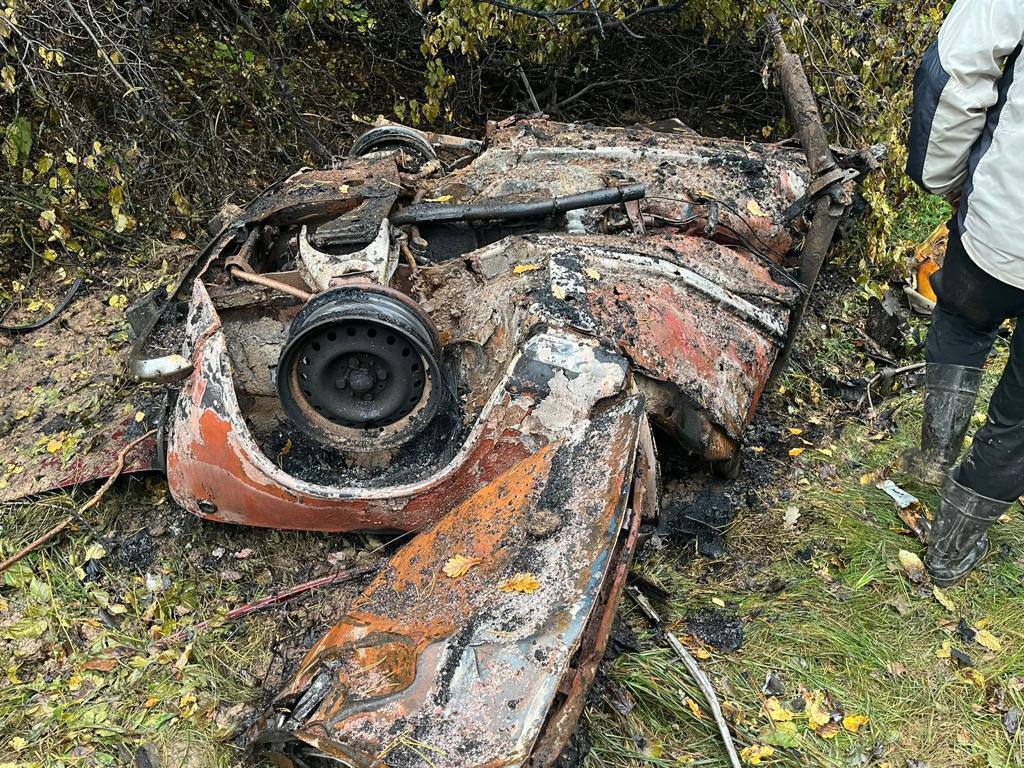 В районі села Шестовиця на Чернігівщині у лісі знайшли тіла 4 загиблих грибників та автомобіль, який, імовірно, підірвався на міні окупантів.