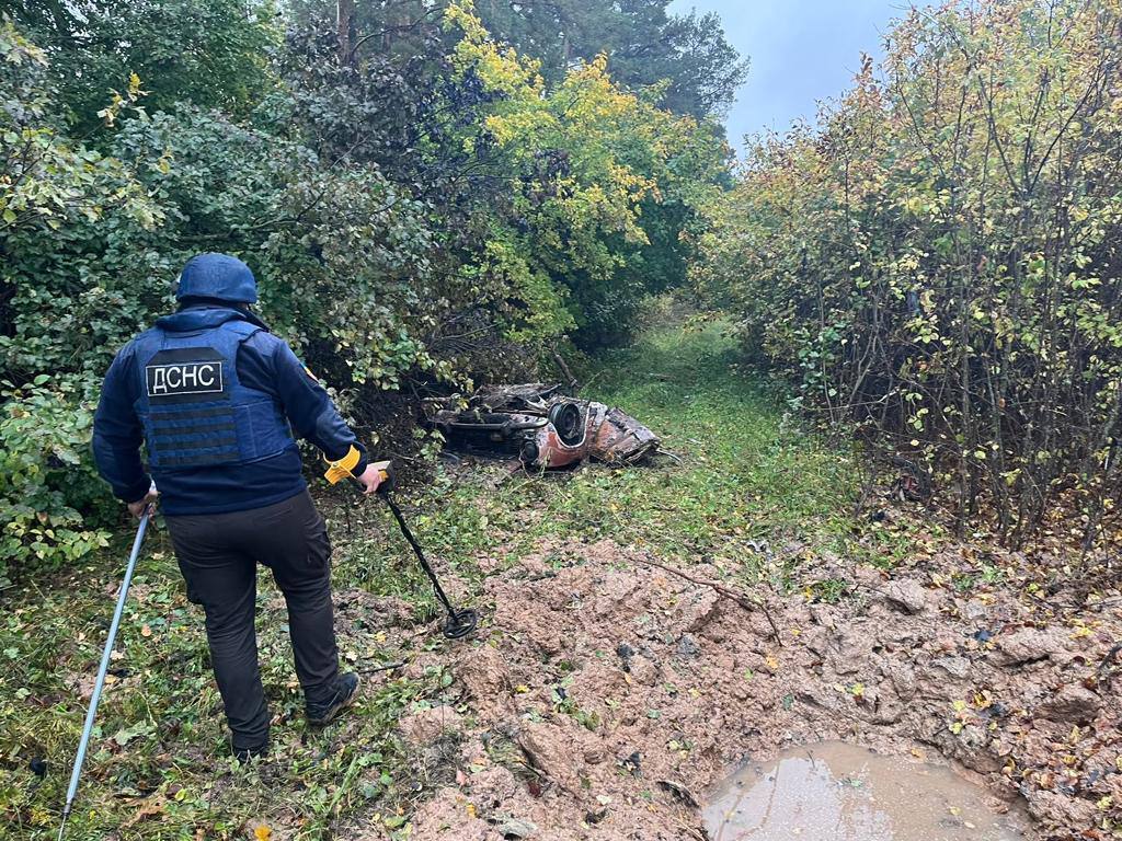 В районе села Шестовица на Черниговщине в лесу нашли тела 4 погибших грибников и автомобиль, который, вероятно, взорвался на мини оккупантов.