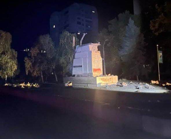 Увечері 19 жовтня у Миколаєві у результаті вибуху зруйнували пам’ятник радянським чекістам