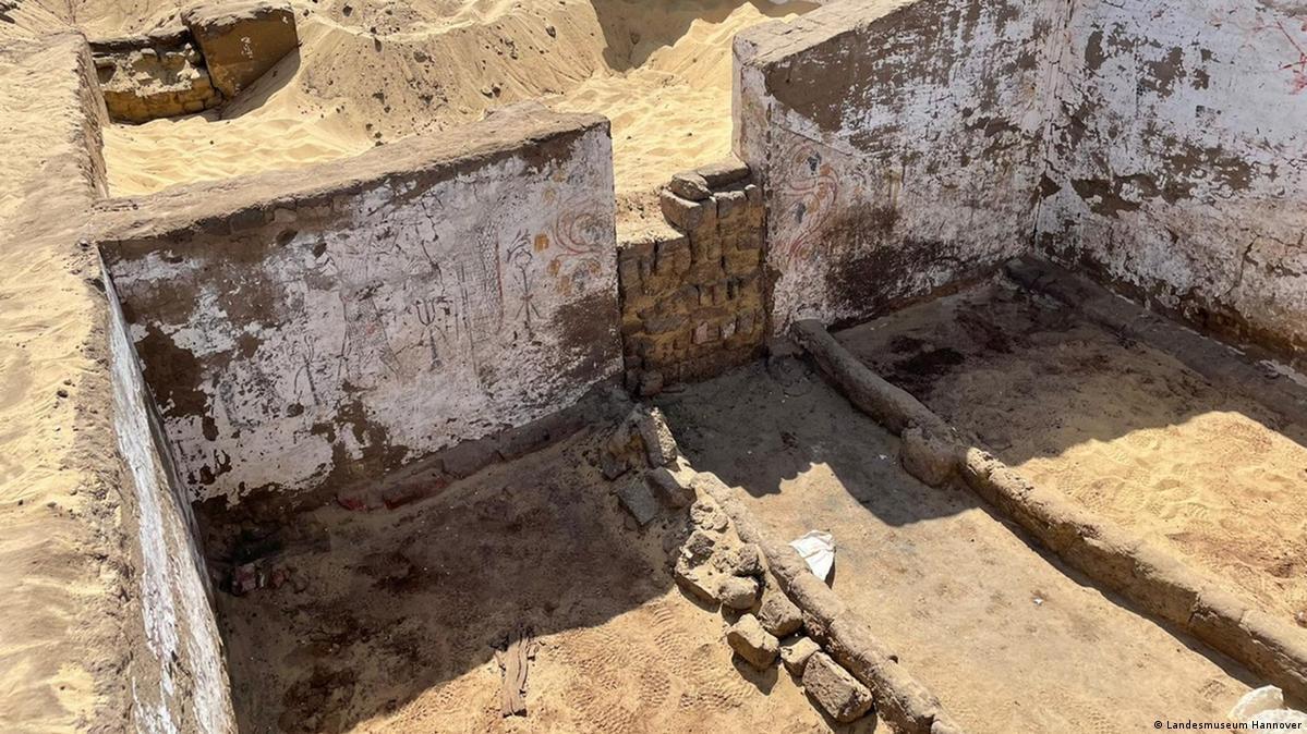 В Египте обнаружили неизвестную гробницу с мумиями четырех детей (фото)
