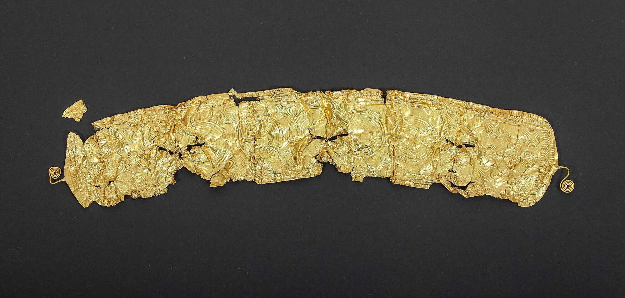 В Чехии фермер случайно обнаружил золотой пояс бронзового века (фото)