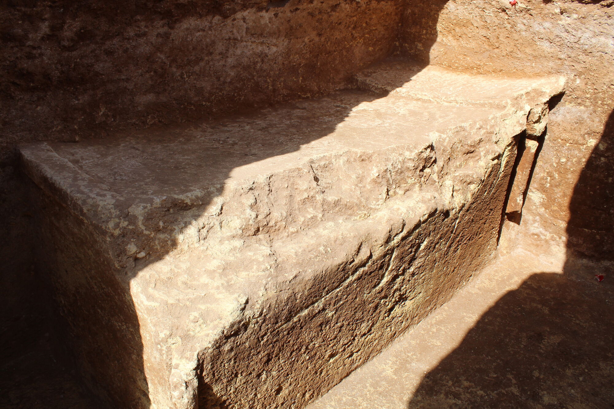 В Италии археологи обнаружили 10 гробниц с древнегреческими артефактами (фото)