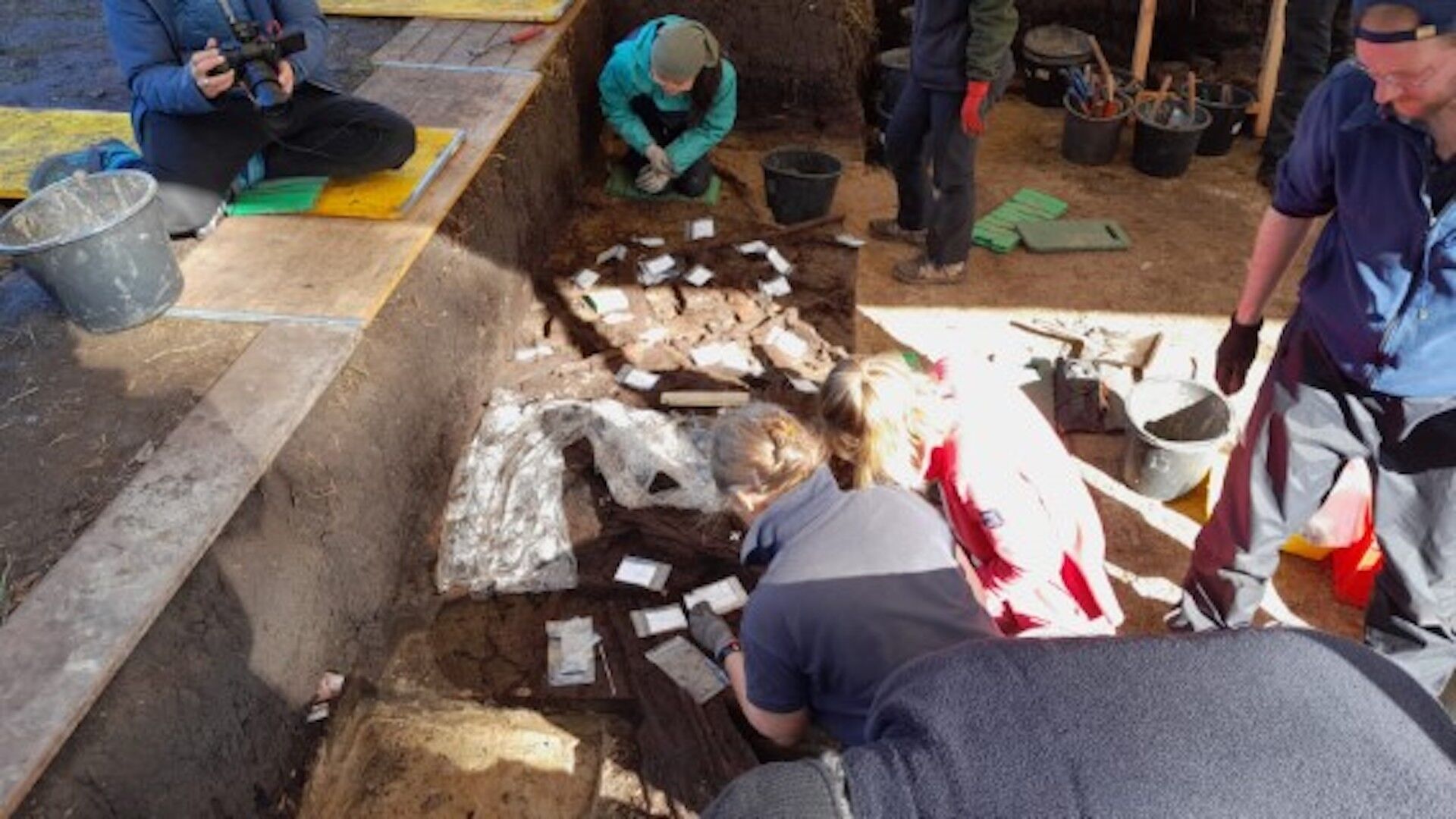 Место, где были найдены сожженные кости, было идентифицировано в 1980-х годах, когда там были найдены фрагменты обработанного кремня
