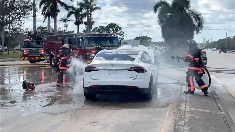 Ураган Ян во Флориде стал причиной возгорания электромобилей Tesla