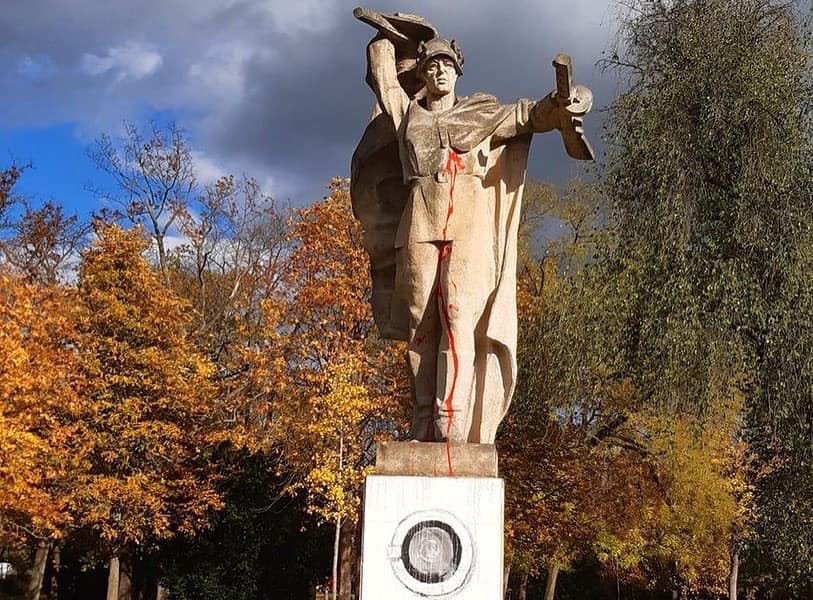 У Чехії пам'ятник красноармійцям розмалювали як пральну машину
