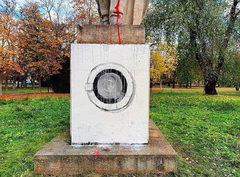 Невідомі намалювали на постаменті пам'ятника передню частину пральної машини