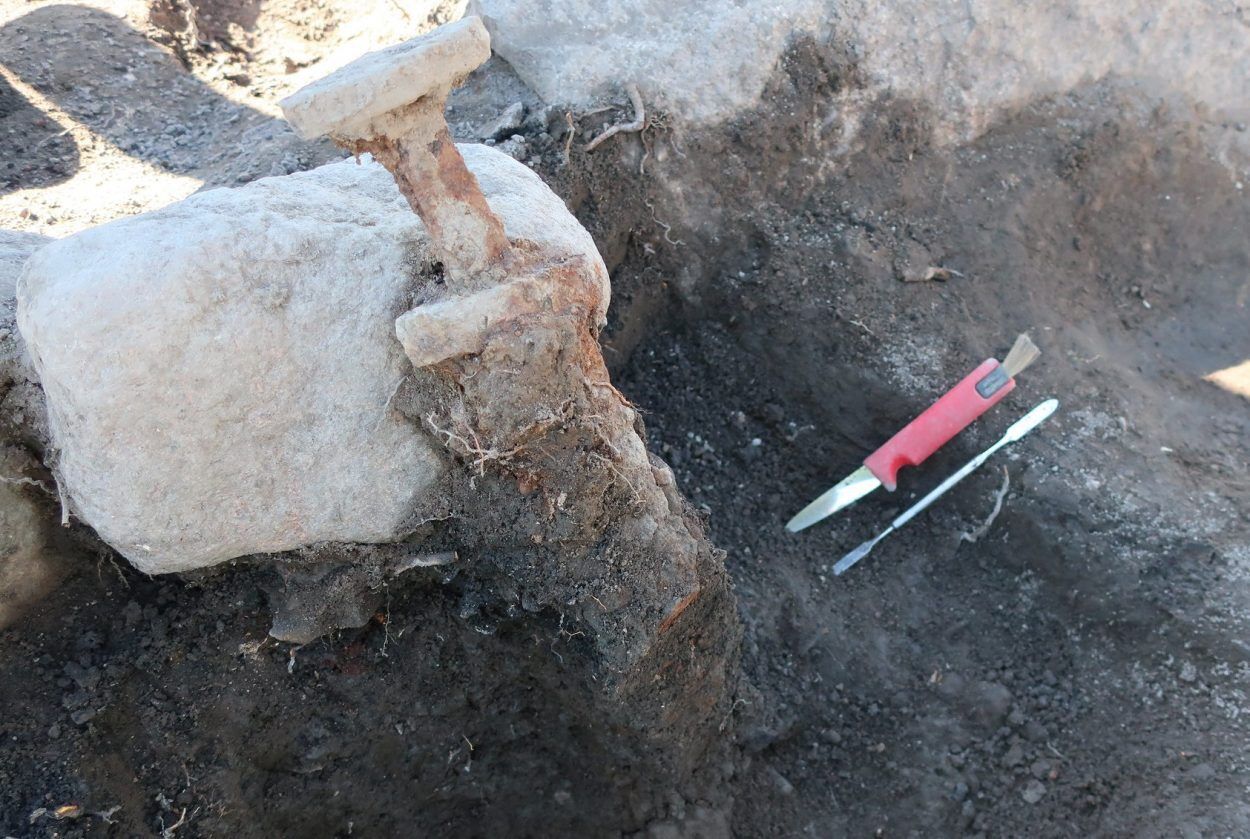Коли розкопали повністю один із млинів неподалік комуни Чепінг, всередині нього археологи побачили два мечі вікінгів, які були розташовані вертикально