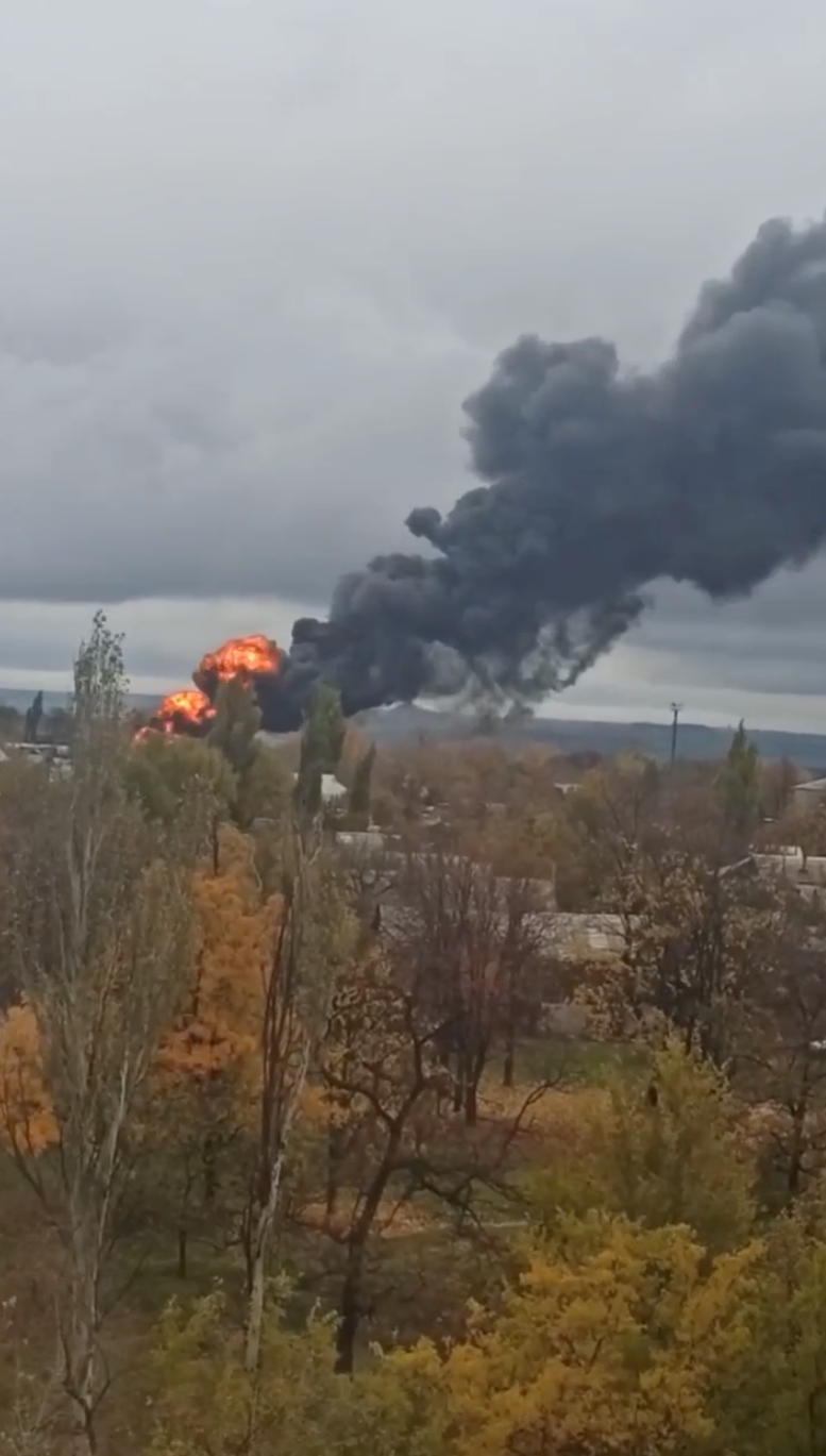 Взрывы Шахтерск - горят цестерны с горючим