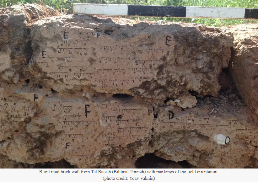Стена из обожженного глинобитного кирпича из Тель-Баташа (библейная Тимна) с отметками ориентации поля
