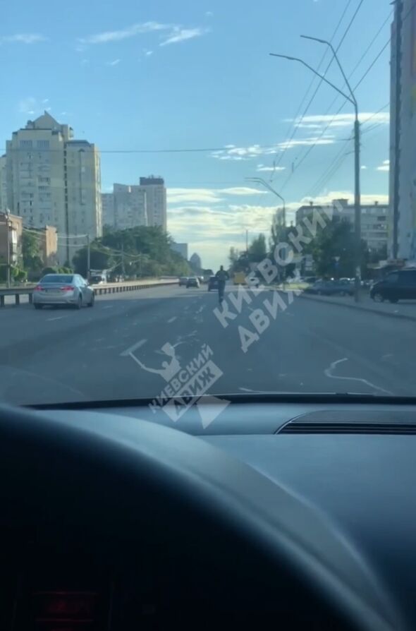 У Києві чоловік на електросамокаті мчався по дорозі зі швидкістю близько 100 км/год