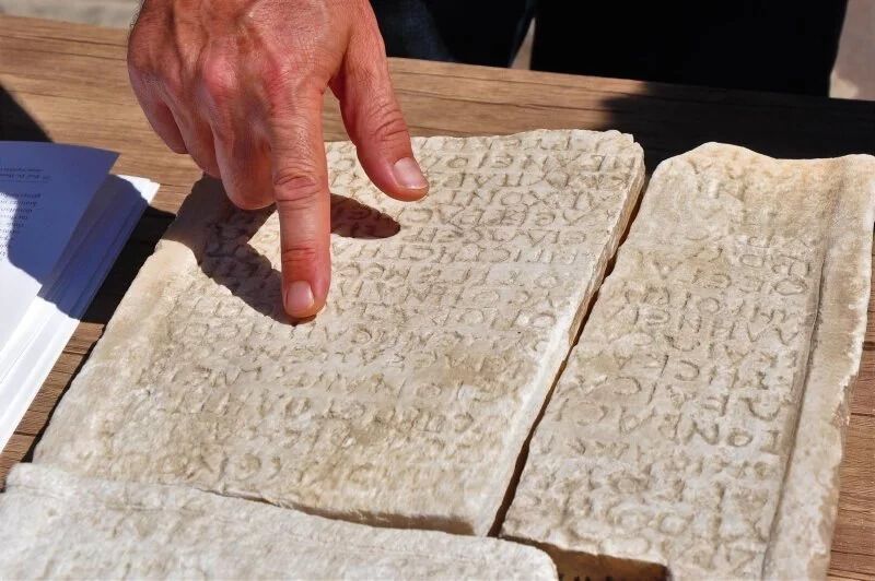 Исследователи расшифровали мраморную надпись 1800-летней давности