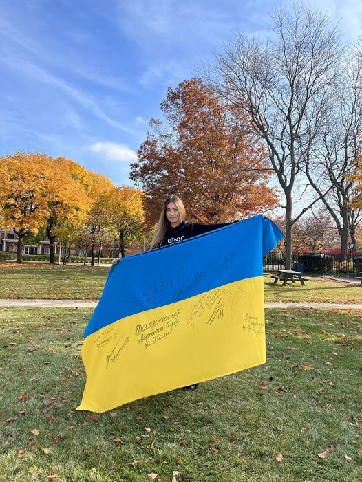 Флаг с автографами Президента Украины, главнокомандующего ВСУ Валерия Залужного, командующего Нацгвардией, азовсталовцами и героем Украины