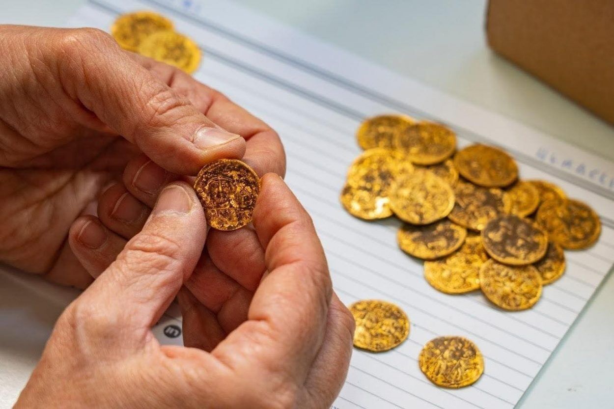 В Израиле археологи обнаружили более четырех десятков золотых монет поздней Римской и Византийской империй